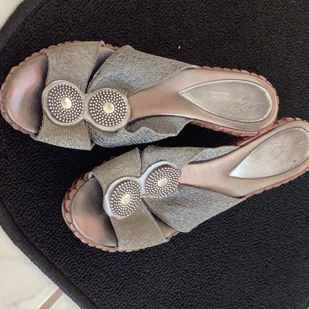 Desario sandals platforms European size 39, which for me is an 8 1/2